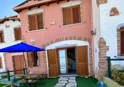 Property building, Facade/entrance, Garden, Dining area