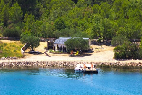 Neighbourhood, Beach
