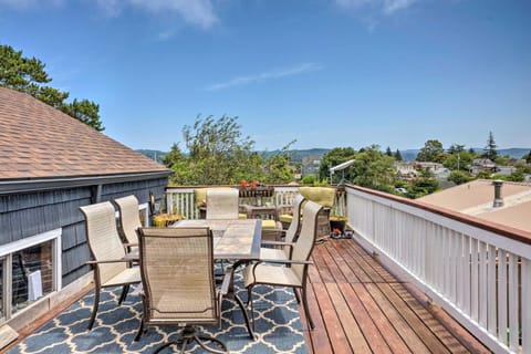 The Old McCullough Home with Rooftop Deck, View House in Coos Bay