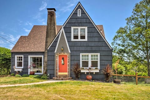 The Old McCullough Home with Rooftop Deck, View House in Coos Bay
