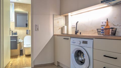 Bathroom, Kitchen or kitchenette, washing machine