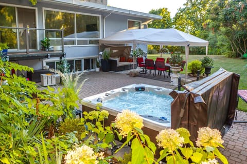 Property building, Patio, Day, Natural landscape, Summer, Garden, Hot Tub, Seating area, On site, Garden view, Seasons, Time of day, Location, Sunset, furniture