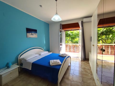 Bed, Balcony/Terrace, Photo of the whole room, Bedroom, towels, air conditioner
