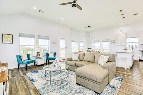 Vacationers Valhalla House in Hitchcock