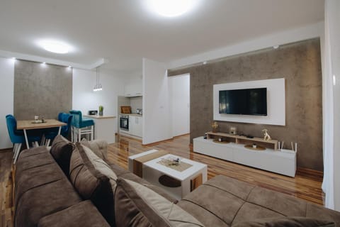 TV and multimedia, Living room, Seating area, Dining area