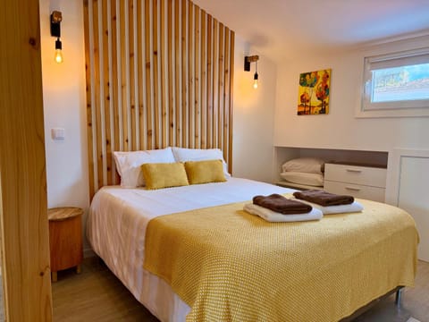 Bed, Decorative detail, Bedroom, towels