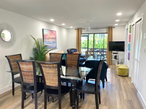 TV and multimedia, Living room, Seating area, Dining area