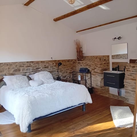Photo of the whole room, Bedroom
