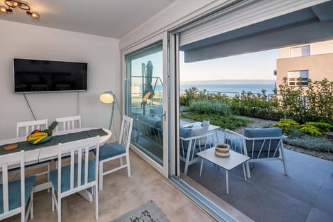 Patio, TV and multimedia, View (from property/room), Balcony/Terrace, Living room, Seating area, Dining area, Sea view