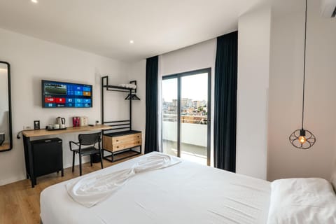 Bed, TV and multimedia, Bedroom, hair dresser