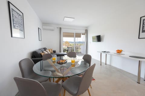 Communal lounge/ TV room, TV and multimedia, Living room, Food and drinks, Seating area, Dining area, Evening entertainment, Drinks
