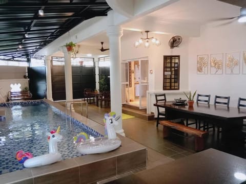Seating area, Dining area, Swimming pool