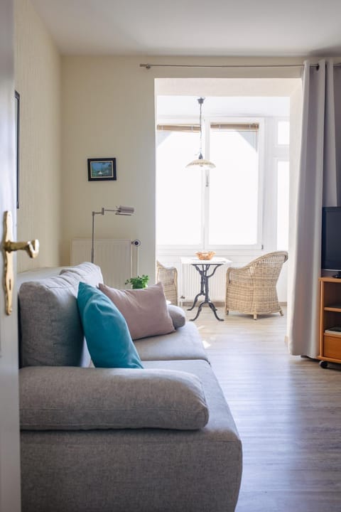 Living room, Photo of the whole room, Seating area