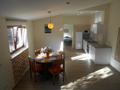 Kitchen or kitchenette, Dining area