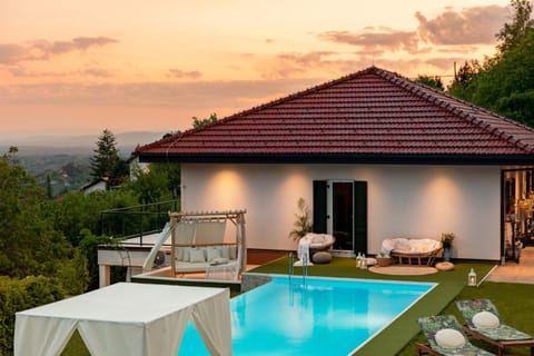 Property building, Natural landscape, Mountain view, Pool view, Swimming pool, sunbed