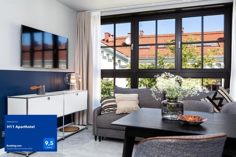 TV and multimedia, Living room, Seating area, Dining area