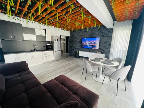 Communal lounge/ TV room, TV and multimedia, Kitchen or kitchenette, Living room, Dining area, Evening entertainment