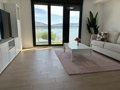 Communal lounge/ TV room, View (from property/room), Lake view