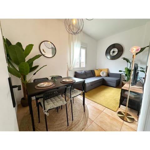 Bed, Living room, Photo of the whole room, Seating area, Dining area, Bedroom