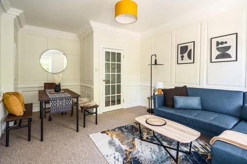 Stunning 3 Bedroom Period City Centre Apartment Apartment in Bath