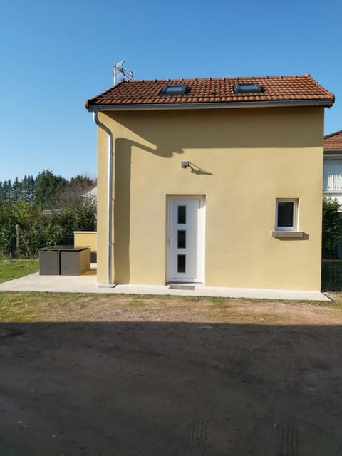 Maisonnette 40 m2 pour 5 personnes House in Paray-le-Monial