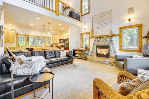 Cle Elum Lake Home with Hot Tub and Mountain Views House in Cle Elum Lake