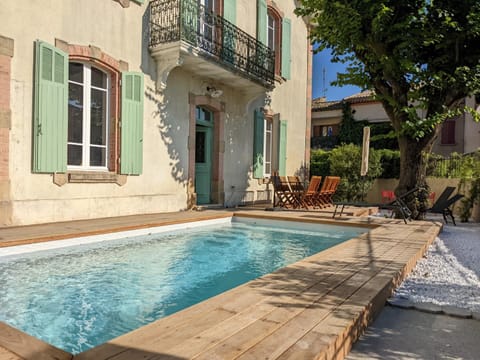 Property building, Facade/entrance, Garden, Balcony/Terrace, Swimming pool, Swimming pool, sunbed