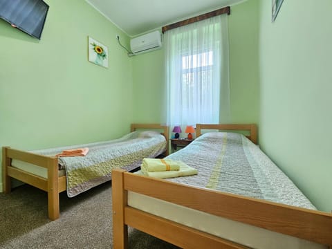 Bed, TV and multimedia, Photo of the whole room, Bedroom, air conditioner