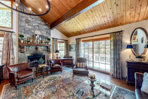 Treetop Cottage House in Running Springs