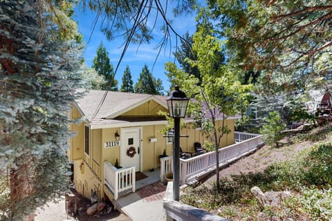 Treetop Cottage House in Running Springs