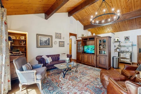 Treetop Cottage House in Running Springs