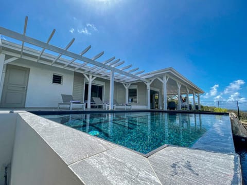Property building, Day, Hot Tub, Spa and wellness centre/facilities, Swimming pool, Swimming pool