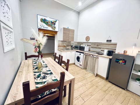 Kitchen or kitchenette, Dining area, minibar, stove