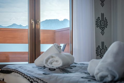 Bed, Natural landscape, Photo of the whole room, Mountain view