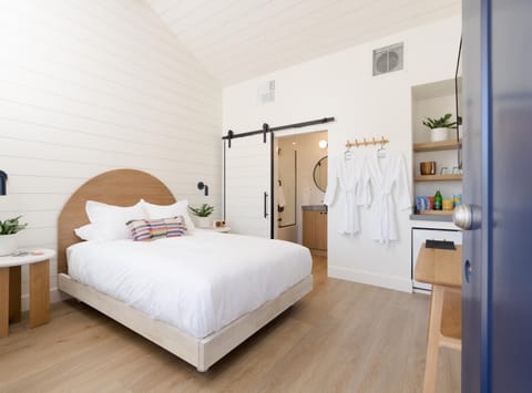 Bed, Photo of the whole room, Bedroom, oven, wardrobe