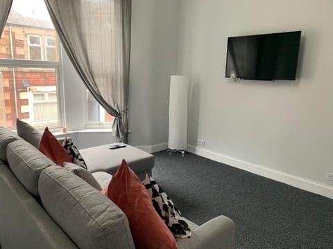 Communal lounge/ TV room, TV and multimedia, Seating area