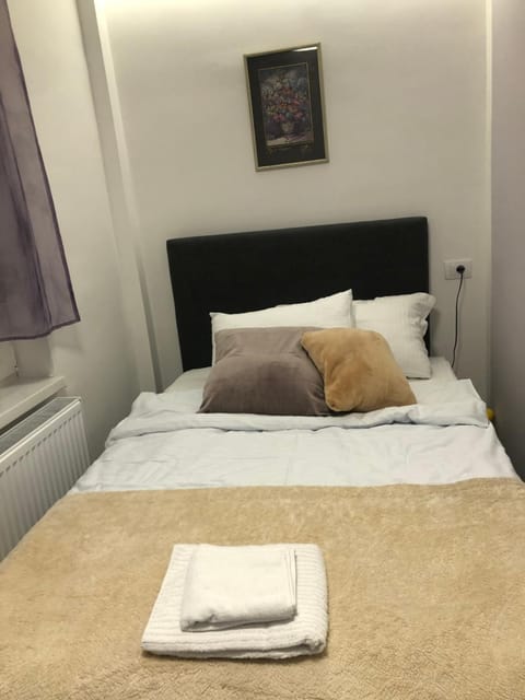 Bed, Photo of the whole room, towels
