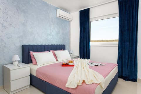 Bed, Day, Summer, View (from property/room), Food and drinks, Photo of the whole room, Bedroom, air conditioner