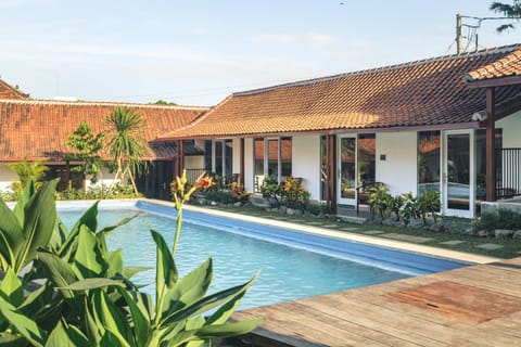 Property building, Bedroom, Swimming pool