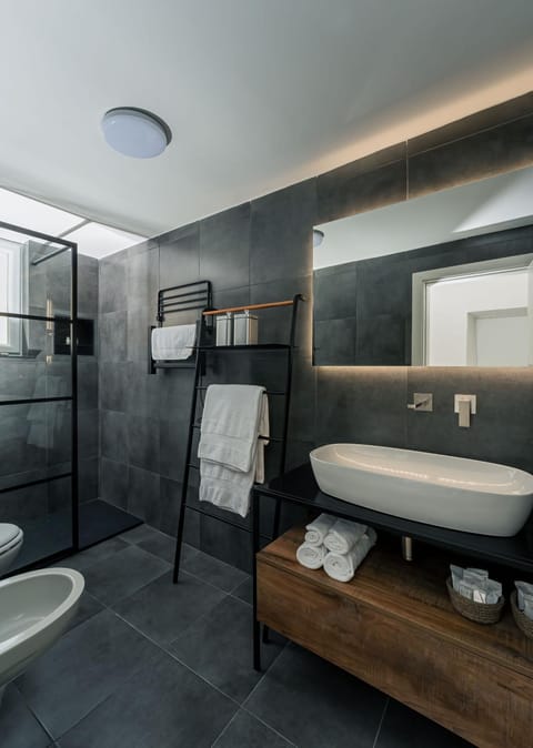 Shower, Toilet, Bathroom, towels