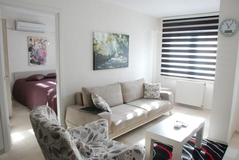 Living room, Photo of the whole room, Decorative detail