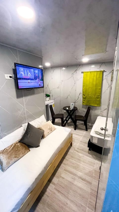 Bed, TV and multimedia, Living room, Photo of the whole room, Seating area, Bedroom