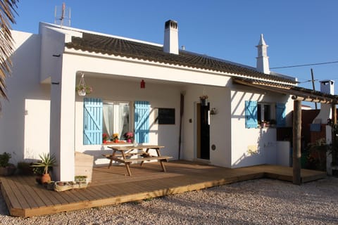 Property building, Patio, Facade/entrance, Garden view, Street view
