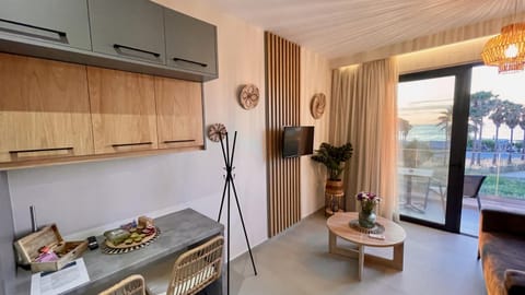 TV and multimedia, Seating area, Sea view
