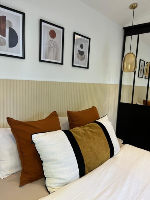 Bed, Photo of the whole room, Decorative detail, Bedroom