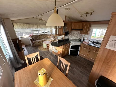 Willerby Granada 2-Bedroom Located in Uddingston, Glasgow at Maryville Caravan Site Apartment in Glasgow