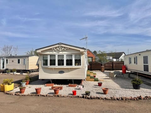 Willerby Granada 2-Bedroom Located in Uddingston, Glasgow at Maryville Caravan Site Apartment in Glasgow