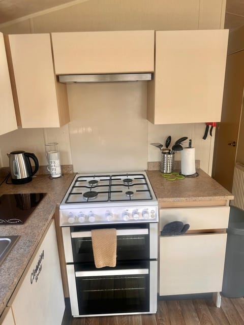 Two Bedroom Willerby Caravan Located in Uddingston, Glasgow at Maryville Caravan Site Apartment in Glasgow