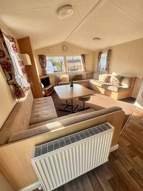 Two Bedroom Willerby Caravan Located in Uddingston, Glasgow at Maryville Caravan Site Apartment in Glasgow