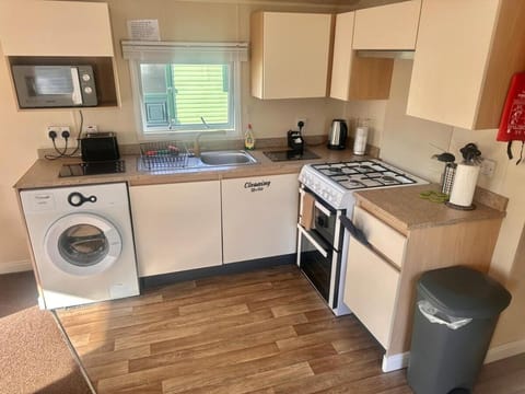 Two Bedroom Willerby Caravan Located in Uddingston, Glasgow at Maryville Caravan Site Apartment in Glasgow